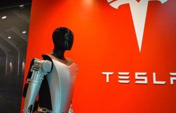 Robot Tesla fabrikində mühəndisə hücum edib