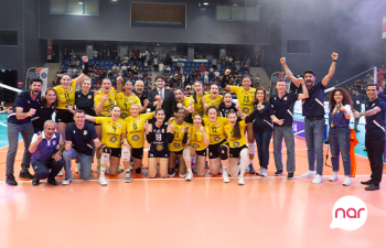 “Nar” voleybol üzrə ölkə çempionlarını təbrik edir