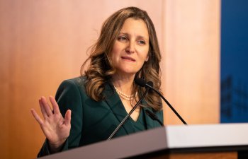 Freeland deyir ki, Çin Kanadadan ucuz mallar üçün ticarət yolu kimi istifadə edə bilməz