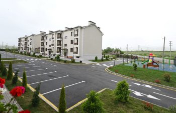 Xocalıda yaşayış kompleksdə 15 binada iki otaqlı, üç otaqlı və dörd otaqlı 80 mənzil var