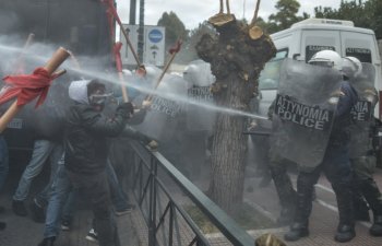 Yunanıstanda polislə yanğınsöndürənlər arasında toqquşma olub