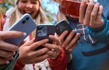 Bir iş adamı telefonundan imtina etdiyi üçün bir qadına demək olar ki, 150 min rubl verdi