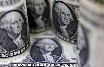 Dolların qiyməti yenə düşdü, bazarlar çətinliyə düşüb