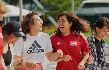 Adidas 2024-cü ildə gəlirini 11%, əməliyyat mənfəətini 5 dəfə artırdı
