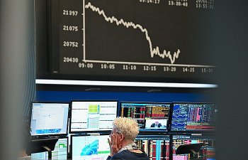 Cümə günü Avropa birjaları ticarət qorxusu ilə aşağı düşüb