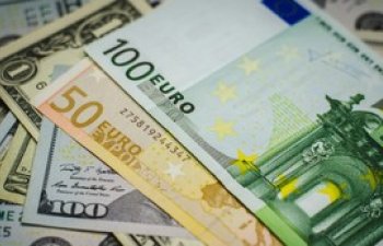 Neft qiymətlərinin düşməsi fonunda bazar ertəsi rubl yuana nəzərən əhəmiyyətli dərəcədə ucuzlaşıb