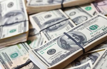 ABŞ siyasəti Dolları çökdürür