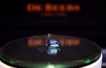 Bloomberg, De Beers almazlarının 10-20% endirimlə gizli satışı haqqında məlumat verdi.
