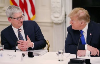 Apple baş direktoru Tim Trampla görüşdü
