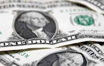ABŞ dolları avro və funt-sterlinq qarşısında əhəmiyyətli dərəcədə möhkəmlənir, yen qarşısında sabitdir