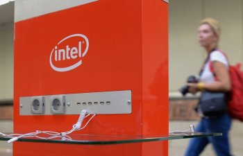 Intel rüblük gəlirini bir qədər artırır, lakin böyük xalis zərər verir