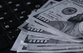 Berkshire Hathaway-in xalis mənfəəti ikinci rübdə 2,5 dəfə azalıb