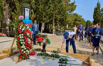 AZAL rəhbərliyi və kollektivi Azərbaycanın Milli Qəhrəmanı Hökumə Əliyevanın məzarını ziyarət edib