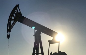 Neft qiymətləri sabit qaldı – Ticarət “atəşkəsi”nin uzadılması bazarı sakitləşdirdi