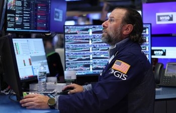 Bazar ertəsi günü Wall Street, bəslənənlərin rəhbərliyindəki yumşaq siqnallardakı qeydləri yenidən yenilədi