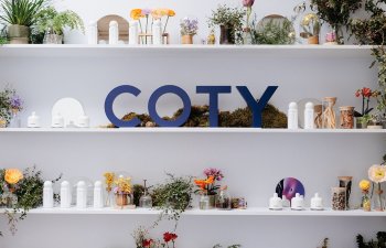 Coty Inc. Consumer Beauty brendlərini satmağı və ya ayrıca şirkətə çevirməyi nəzərdən keçirir