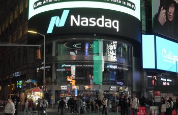 Cümə günü S&P 500 və Dow Jones indeksləri yüksəlib, Nasdaq isə düşüb.