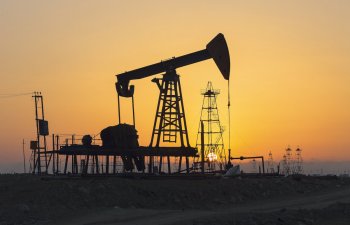 Neft bazarında eniş davam edir