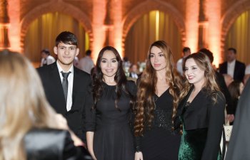 Heydər Əliyev Fondunun vitse-prezidenti Leyla Əliyeva və Bakı Media Mərkəzinin rəhbəri Arzu Əliyeva ilin idman yekunları ilə bağlı qala mərasimində iştirak ediblər