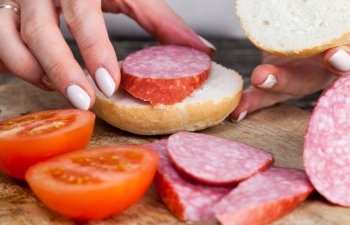 Piylənmə, diabet və xərçəng riski: Kolbasa həddindən artıq istifadə edilməməlidir