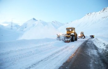 Yolların qardan və buzdan təmizlənməsi işləri davam etdirilir