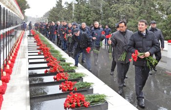 İqtisadiyyat Nazirliyinin kollektivi Şəhidlər Xiyabanını ziyarət edib