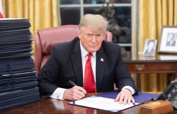 Tramp hökumətin maliyyələşdirilməsi haqqında qanunu imzaladı