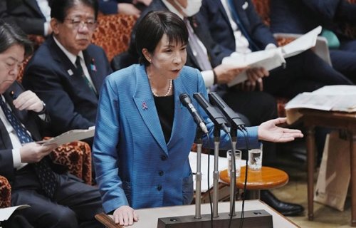 Baş Nazir Takaiçinin Qərarı və Çinin Tənqidləri