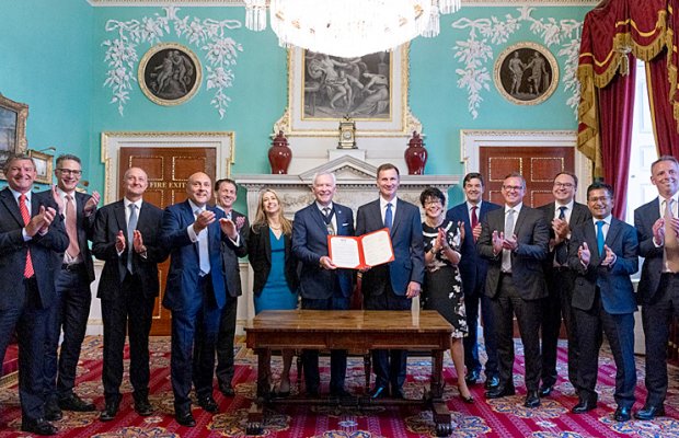 Böyük Britaniyanın ən böyük pensiya fondları iqtisadiyyata 50 milyard funt sterlinq investisiya yatıracaq