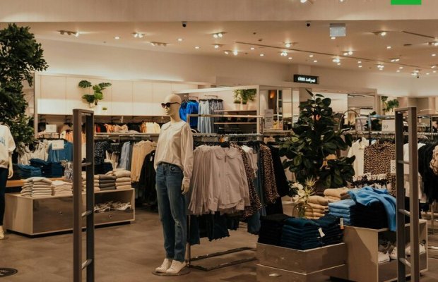 Burberry tam illik itki, 17% gəlir azalması barədə məlumat verir