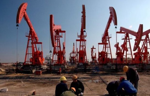 Tramp İranın qərarını gözlədiyi üçün neft dalğalanır