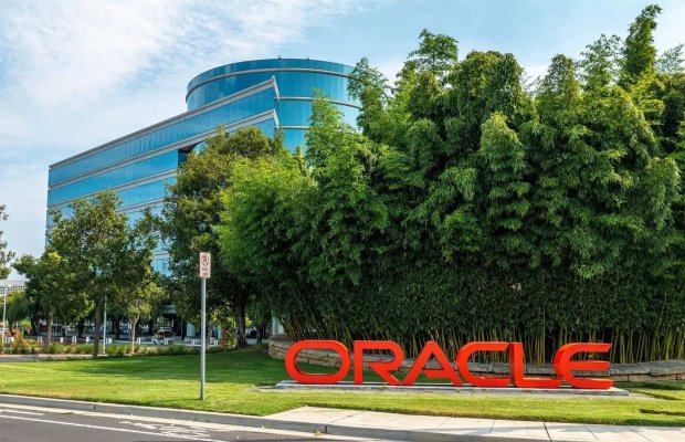 Oracle illik 30 milyard dollarlıq bulud müqaviləsi imzalayır