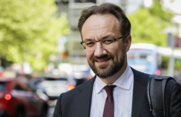 ECB rəsmisi kövrək inflyasiya barədə xəbərdarlıq edir