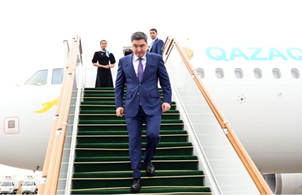 Oljas Bektenov Füzuli Beynəlxalq Hava Limanında qarşılandı