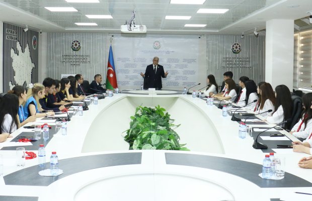 İİTKM-də Milli Məclisin deputatı Vüqar Rəhimzadə ilə könüllülərin görüşü keçirilib