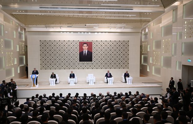 Əli Əsədov Türkmənbaşıda Mərkəzi Asiya ölkələrinin Dövlət başçılarının 7-ci məşvərət görüşünə hazırlıq iclasında iştirak edib