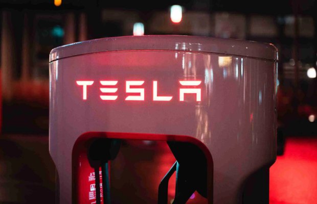 Tesla Dojo superkompüter layihəsini dayandırır