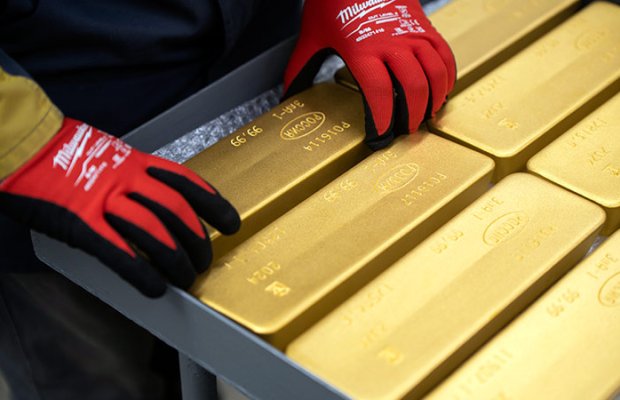 Qızılın qiyməti bir unsiya üçün 3,722 dollardan yuxarı qalxdı, rekord yenilədi