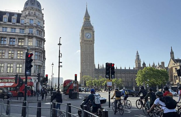 Böyük Britaniyanın büdcə kəsiri avqust ayında 18 milyard funt-sterlinqə yüksəldi ki, bu da 2020-ci ildən bəri ən yüksək göstəricidir