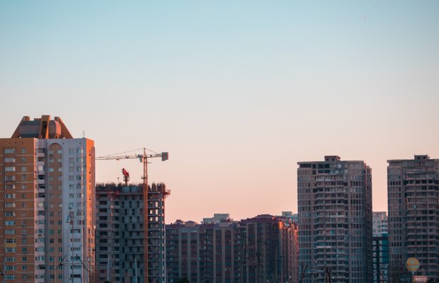 Moderna-nın gəliri 3-cü rübdə təxminən iki dəfə azalıb